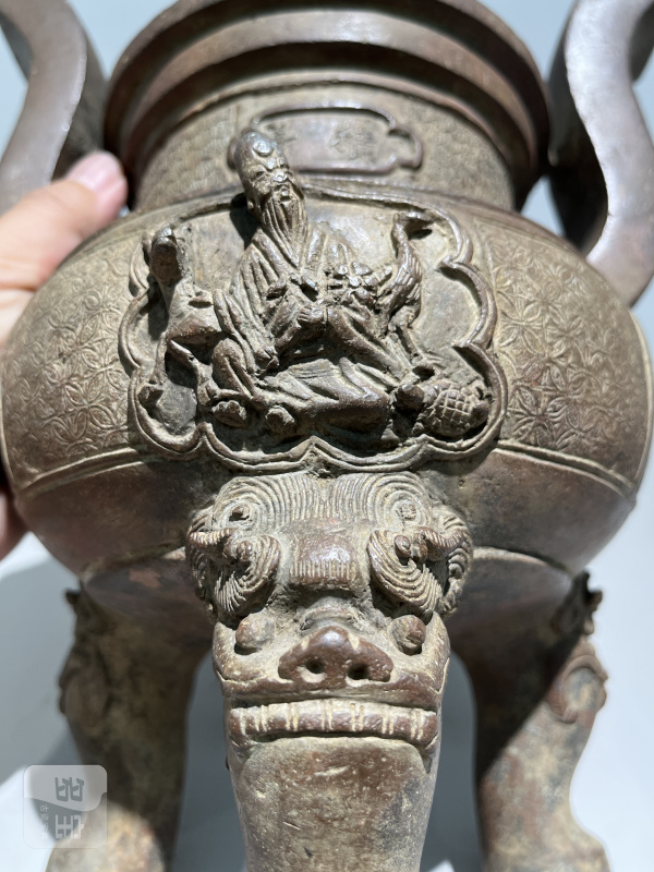 明嘉靖 铜太狮少狮钮朝冠耳熏炉 - 图15